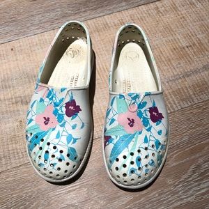 Girls flowered Natives